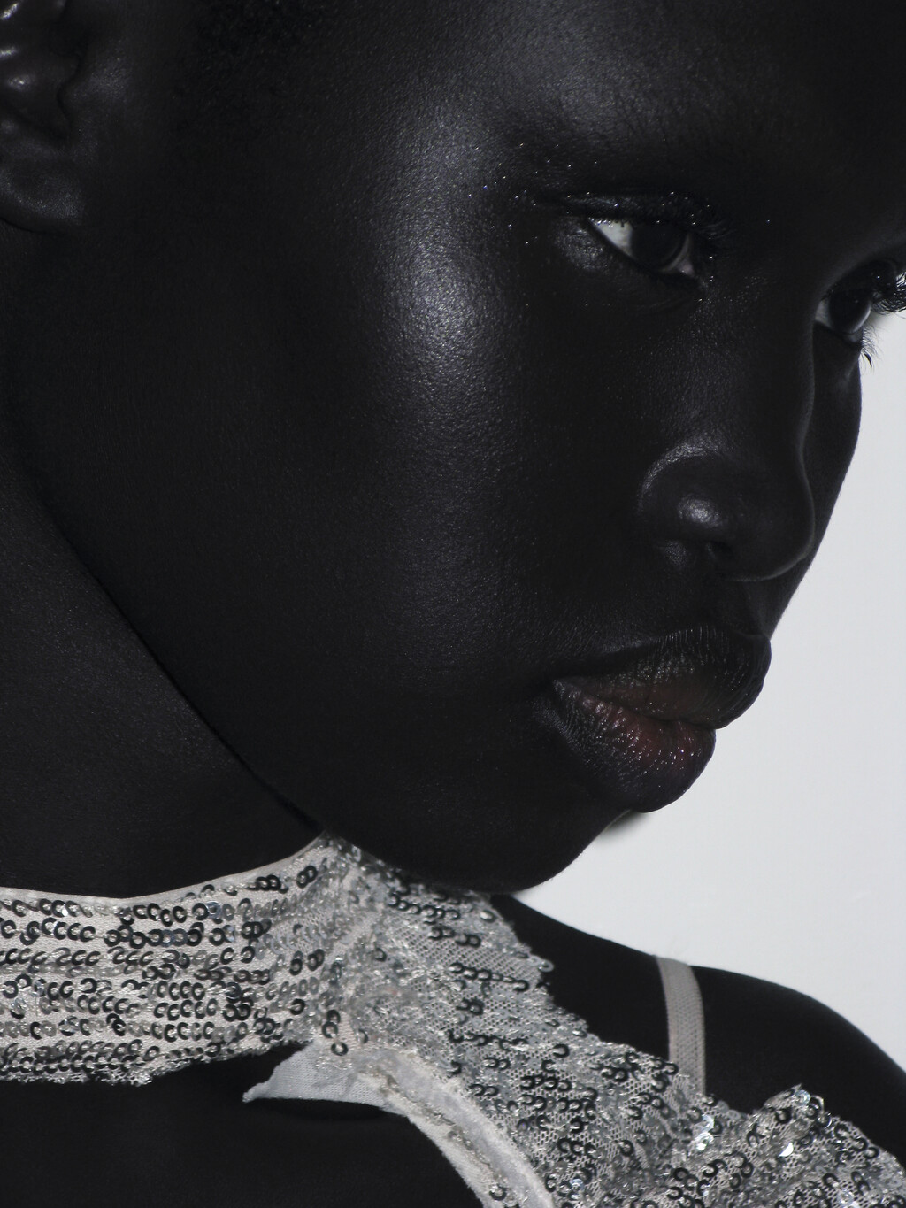 Revue Magazine - © Artlist