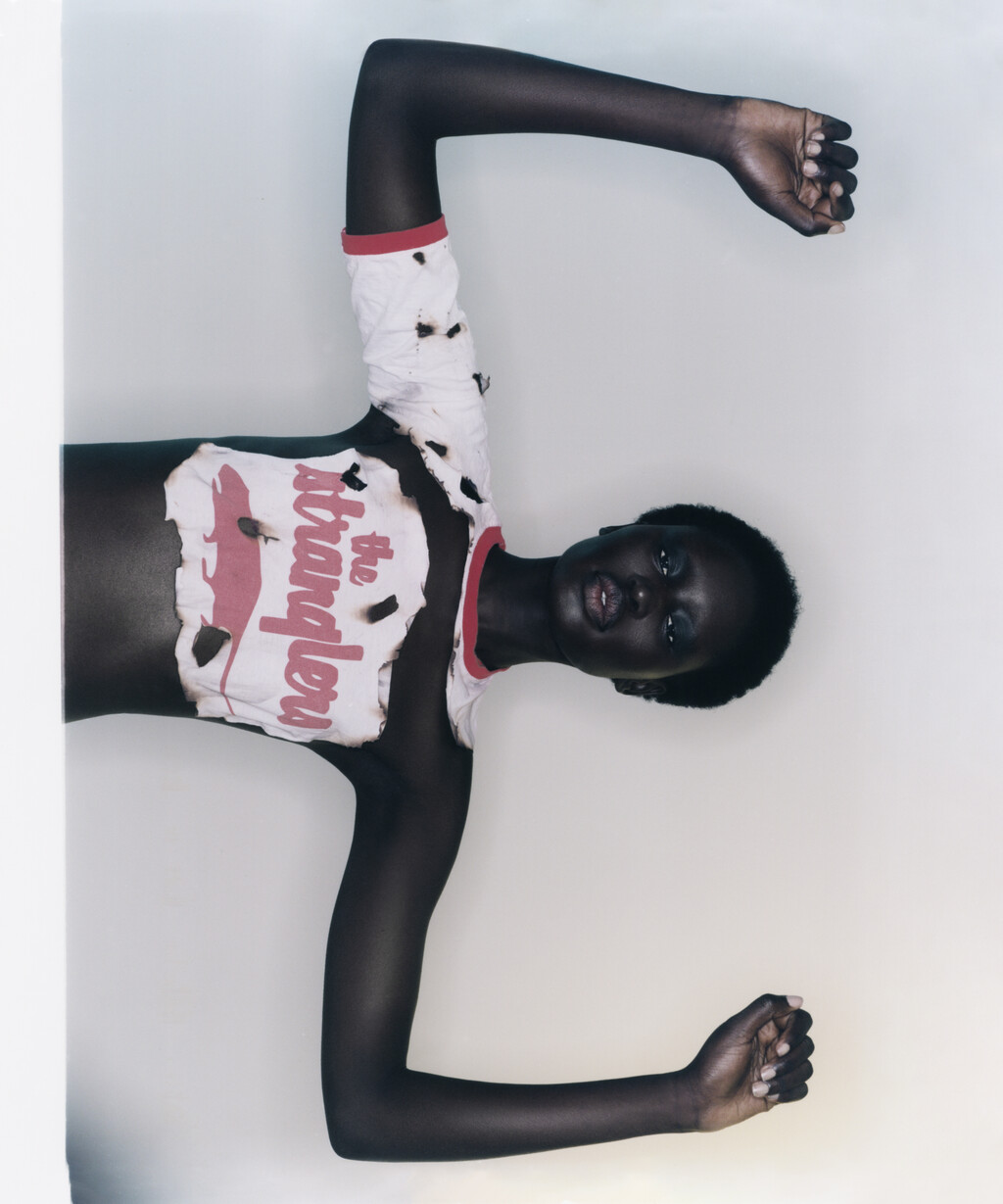 Revue Magazine - © Artlist