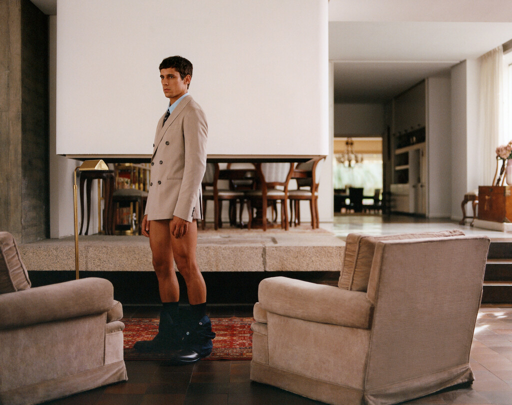 Dust Magazine - © Artlist