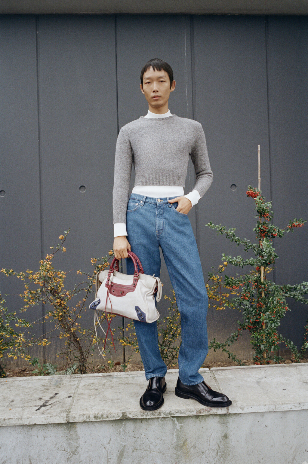 EE72 Magazine - © Artlist