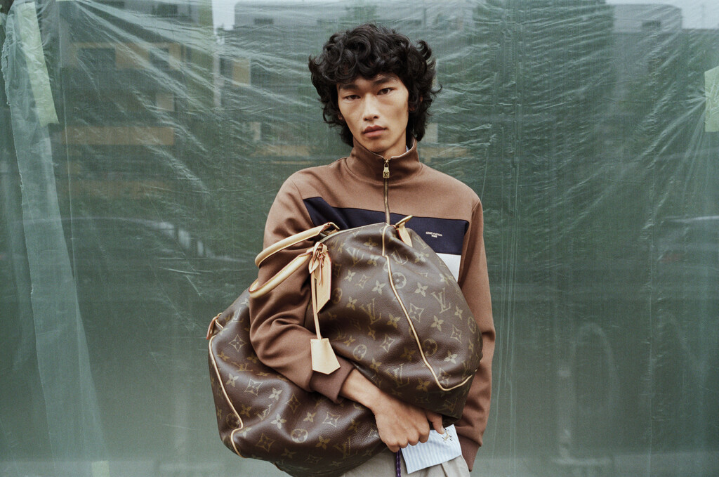 EE72 Magazine - © Artlist