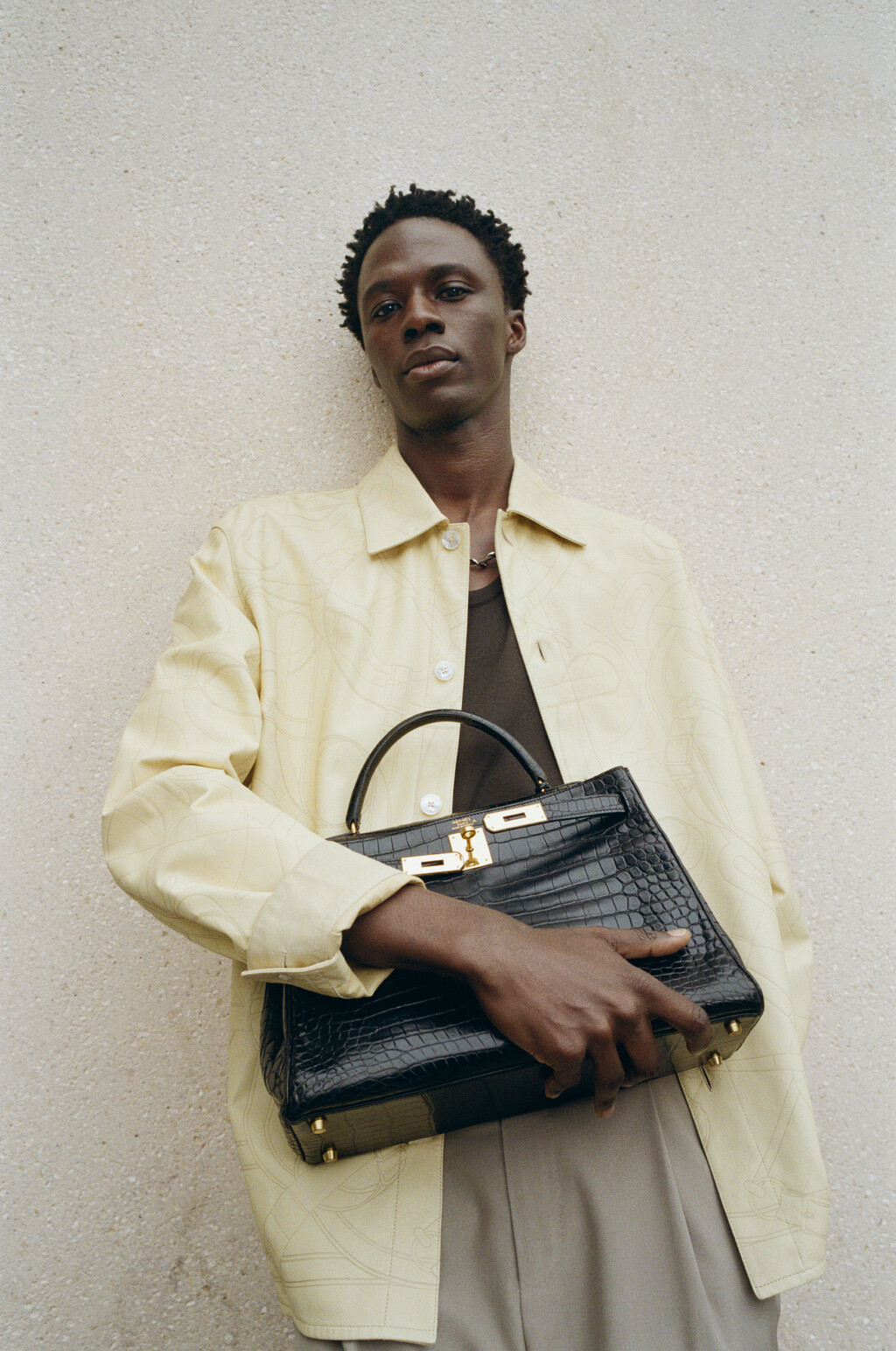 EE72 Magazine - © Artlist