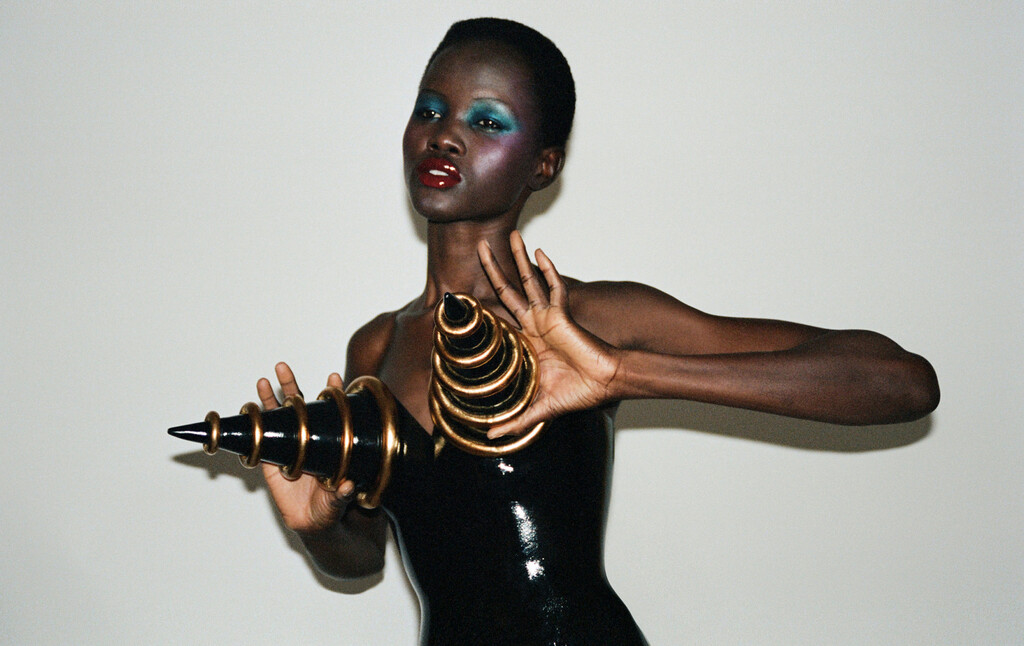 Interview - © Artlist